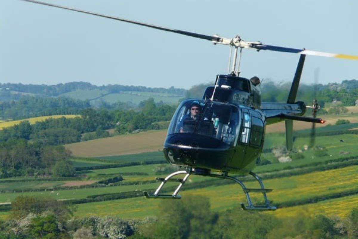 30 Minute Exclusive Extended Silverstone Helicopter Tour - 4 People Driving Experience 1