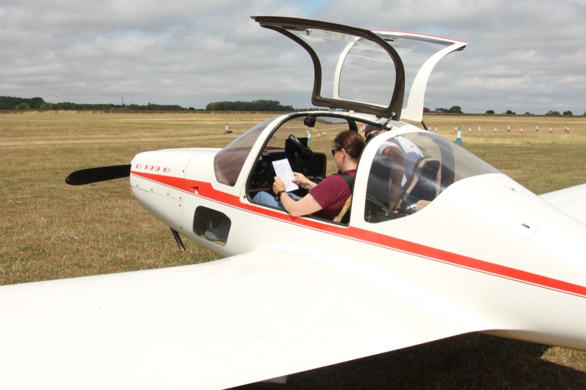3000ft Gliding Experience In Wiltshire Experience from Flydays.co.uk