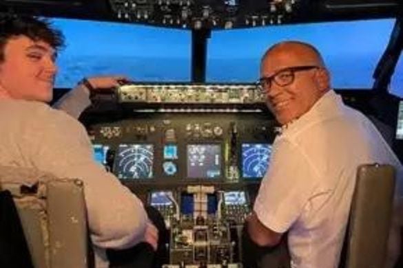 737-800 Jet Airliner Flight Simulator Lesson (90 mins) - Stockport